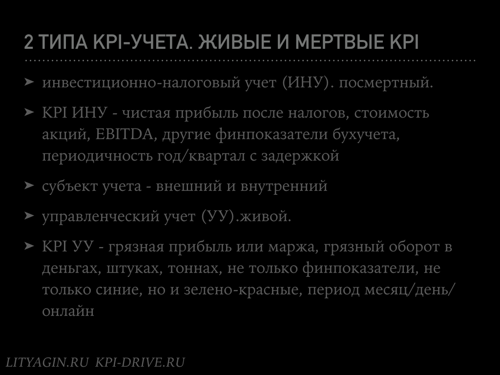 Пить сок. Человек сидит на фонтане. Внимательность человека. Уверенность в себе. Живой учесть.